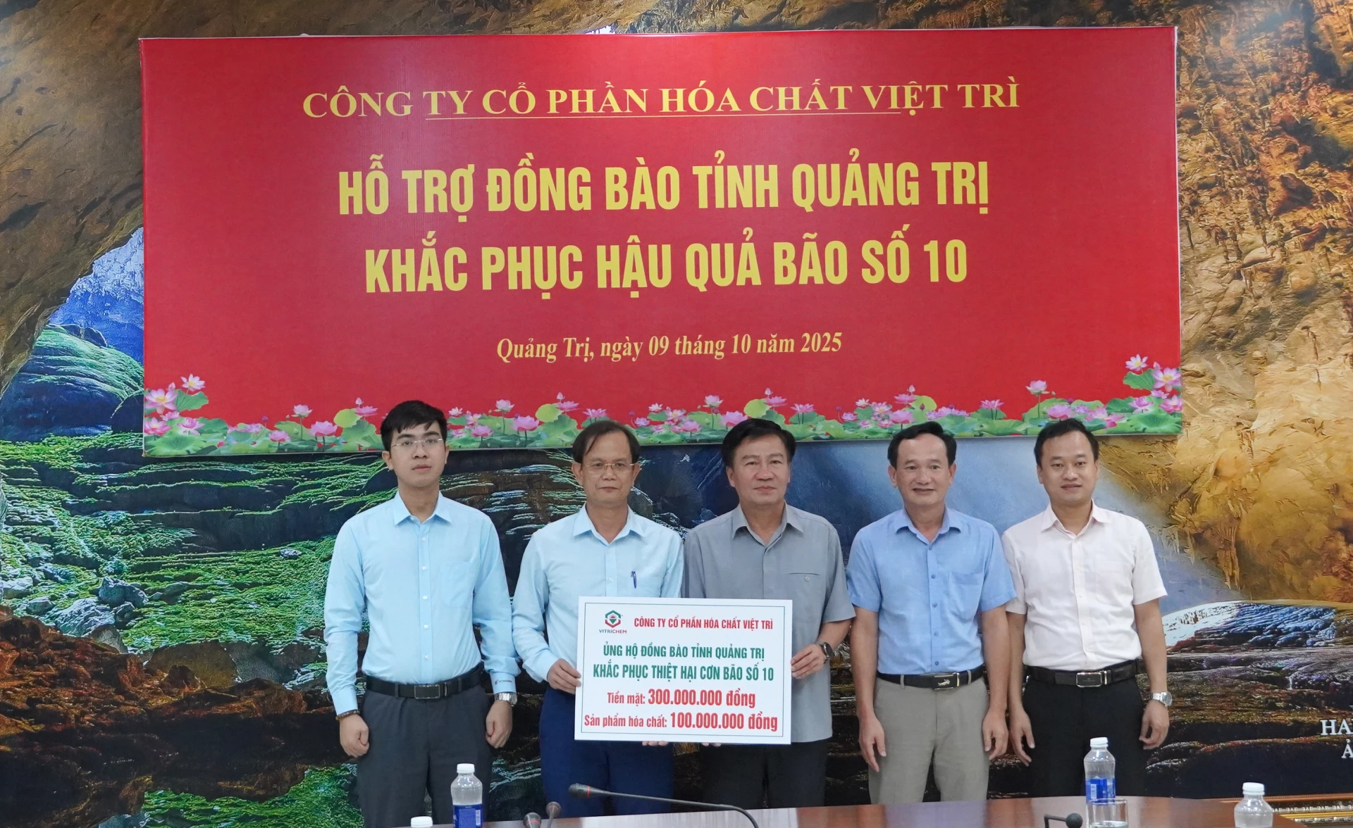 គណៈប្រតិភូក្រុមហ៊ុន Viet Tri Chemical Joint Stock Company បានបង្ហាញពីអំណោយជាជំនួយផ្នែកហិរញ្ញវត្ថុ និងផលិតផលដល់ខេត្តរបស់យើង។ រូបថត៖ H.Tr.