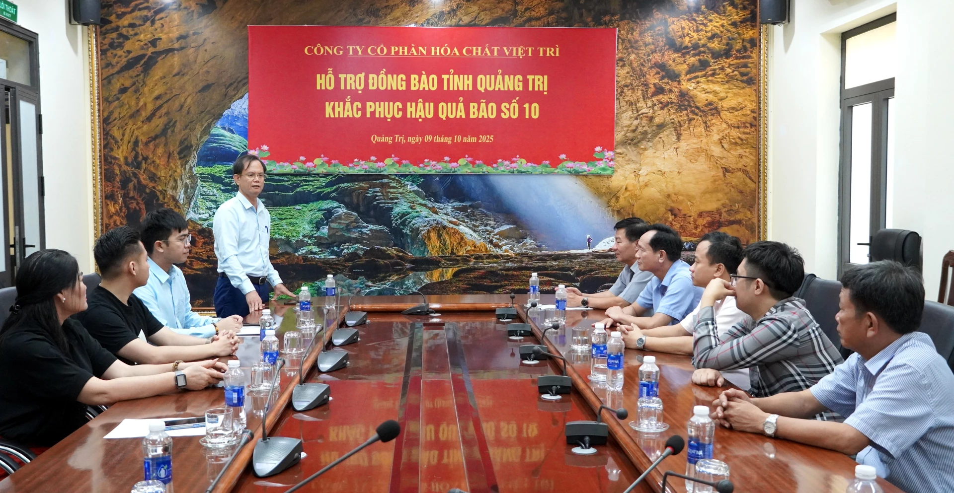 ប្រធាន​សហជីព​នៃ​ក្រុមហ៊ុន​ភាគហ៊ុន​រួម​គីមី Viet Tri លោក Nguyen Viet Hung ចែករំលែក​ការលំបាក​ជាមួយ​ខេត្ត​របស់​យើង។ រូបថត៖ H.Tr.
