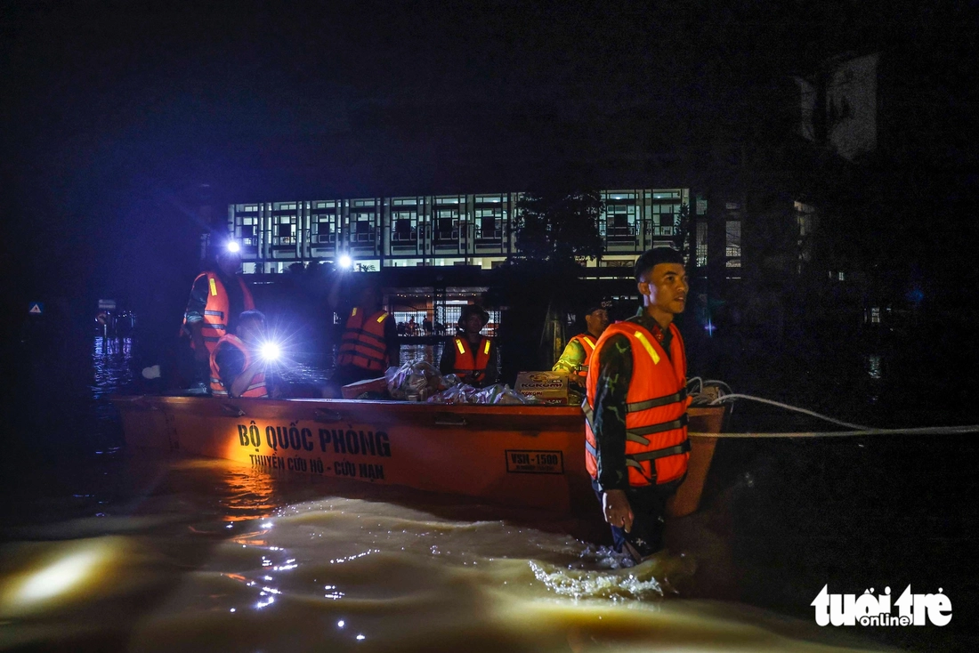 Beispiellose Überschwemmung in Thai Nguyen: 24 Stunden ohne Schlaf, die ganze Nacht, um Menschen zu retten – Foto 22.
