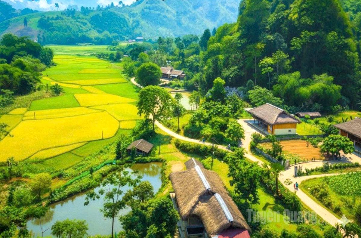 Cảnh Thôn Khun yên bình và thơ mộng giữa núi rừng xã Bằng Lang.