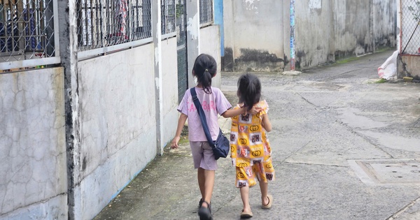 Xót xa hoàn cảnh của 3 em nhỏ mồ côi, vừa đi học vừa bán vé số