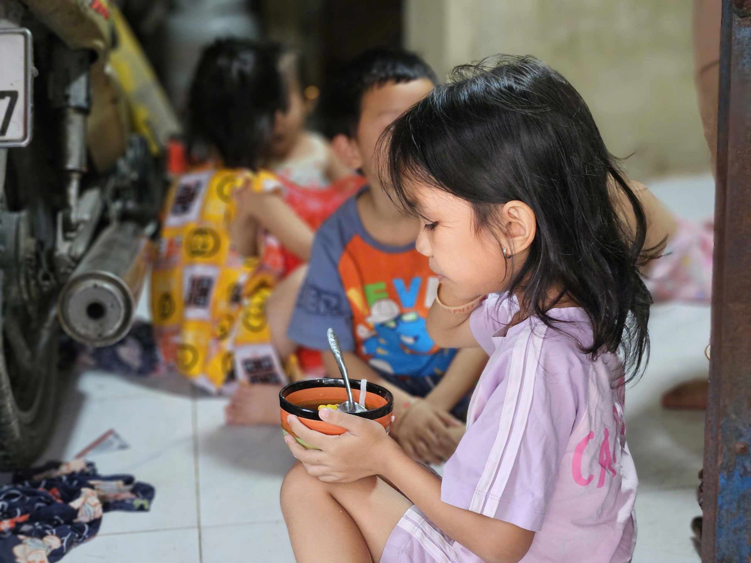 Xót xa hoàn cảnh của 3 em nhỏ mồ côi, vừa đi học vừa bán vé số mưu sinh  - Ảnh 2.