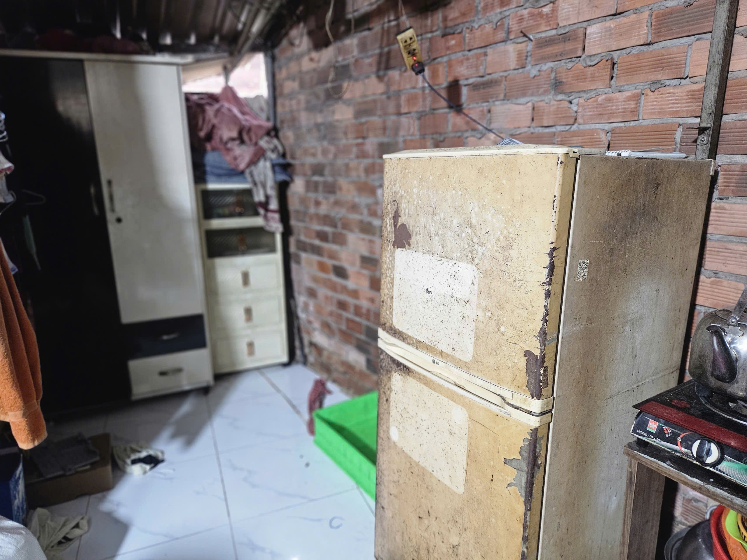 Xót xa hoàn cảnh của 3 em nhỏ mồ côi, vừa đi học vừa bán vé số mưu sinh  - Ảnh 4.