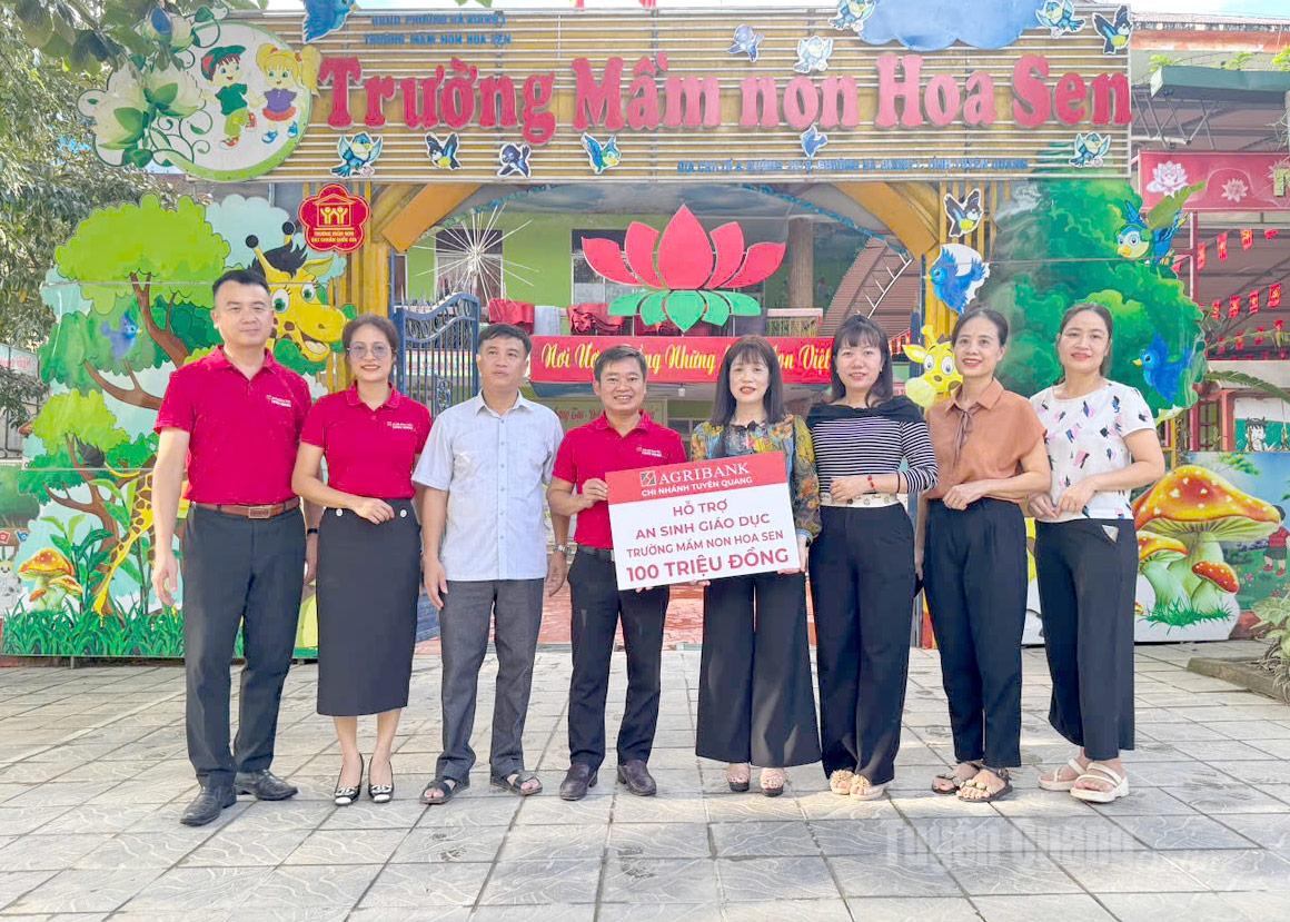Pemimpin Agribank Tuyen Quang menyampaikan sokongan kepada Tadika Hoa Sen, wad Ha Giang 1 untuk mengatasi akibat banjir.