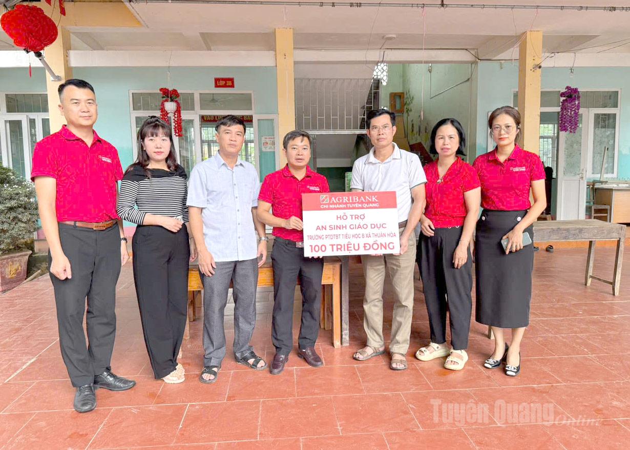 Pemimpin Agribank Tuyen Quang menyampaikan sokongan kepada Sekolah Berasrama Rendah Thuan Hoa bagi Etnik Minoriti, komune Thuan Hoa, untuk mengatasi akibat banjir.