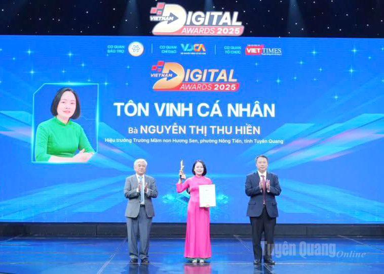 ຄູ​ສອນ ຫງວຽນ​ທິ​ທູ​ຮ່ຽນ, ອຳ​ນວຍ​ການ​ໂຮງ​ຮຽນ​ອະ​ນຸ​ບານ ຮ່​ວາງ​ເຊີນ ໄດ້​ຮັບ​ລາງວັນ “ການ​ຫັນ​ເປັນ​ດິ​ຈິ​ຕອນ​ຫວຽດ​ນາມ 2025”.