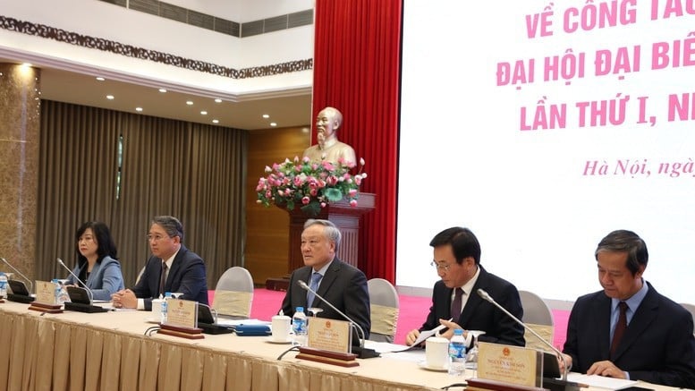 Tiskové konferenci předsedal soudruh Nguyen Hoa Binh, člen politbyra, stálý zástupce tajemníka vládního stranického výboru, stálý místopředseda vlády a předseda propagandistického podvýboru Kongresu. (Foto: VGP)