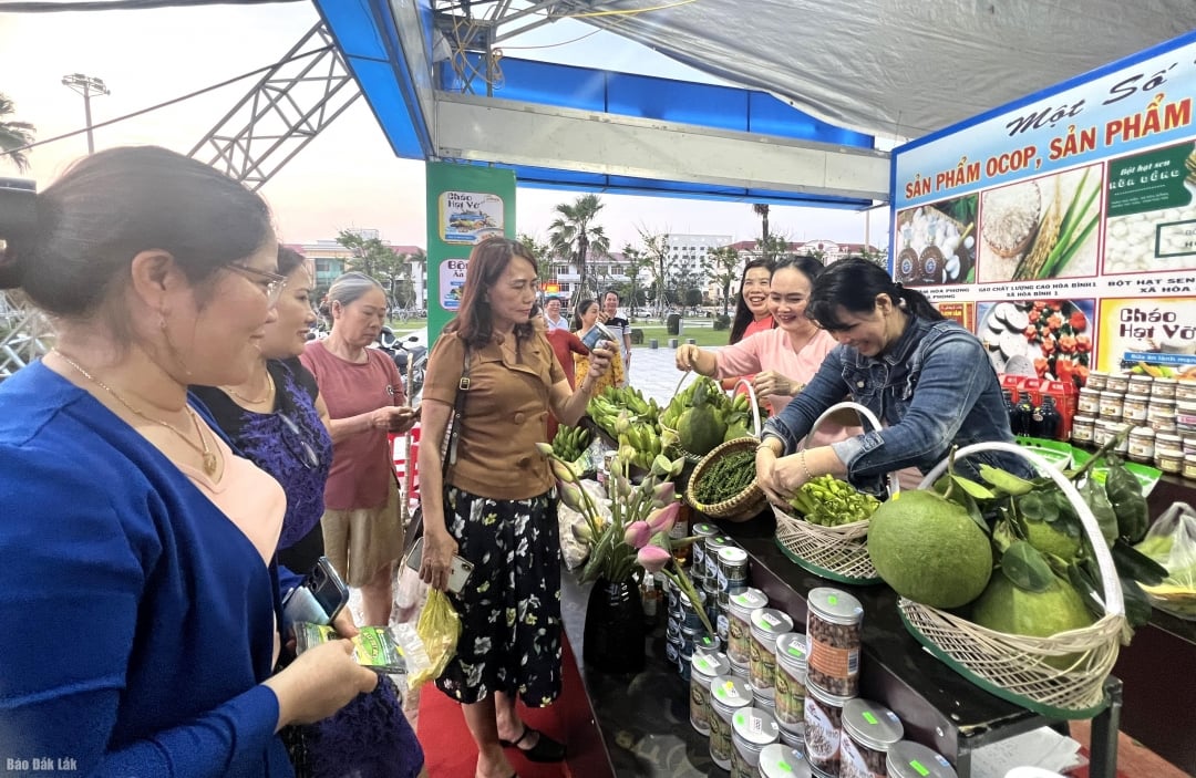 Người tiêu dùng trong tỉnh mua thực phẩm được bán tại một hội chợ trưng bày sản phẩm do Sở Công Thương tổ chức vào đầu năm 2025. 