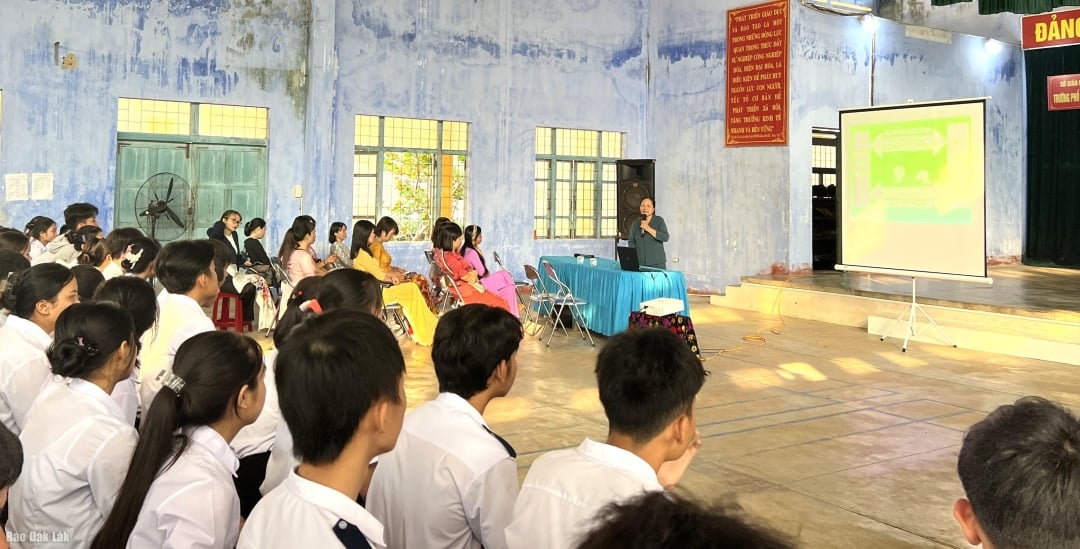 Tại Phú Yên, người tiêu dùng, trong đó có giáo viên, học sinh, sinh viên các trường học được tập huấn kiến thức về bảo vệ quyền lợi người tiêu dùng.