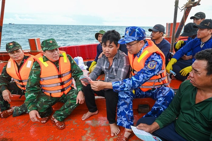 VIDEO: Cảnh sát biển kiểm tra hoạt động tàu cá ngư dân trên biển - Ảnh 2.