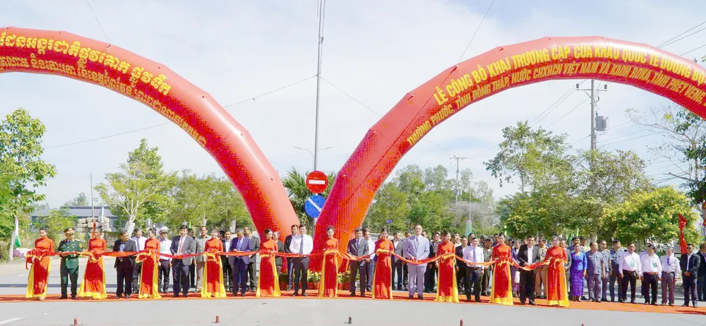 Öppning av det internationella väg- och flodgränsparet Thuong Phuoc (Dong Thap-provinsen) - Kaoh RoKa (Prey Veng-provinsen, Kambodja) för att utöka utvecklingsutrymmet