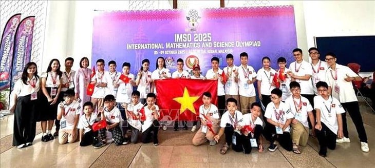 Việt Nam đoạt 5 huy chương vàng Olympic Toán và Khoa học quốc tế - Ảnh 1.