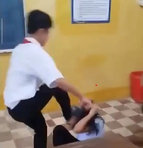 An Giang: Nữ sinh lớp 8 bị 2 nam sinh đánh và đạp vào đầu- Ảnh 2.