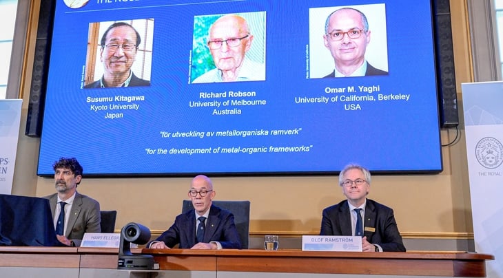 Nobel Hóa học 2025: Từ 'đồ chơi xếp hình' đến vật liệu thế kỷ - Ảnh 1. Nobel Hóa học 2025 - Ảnh 1.