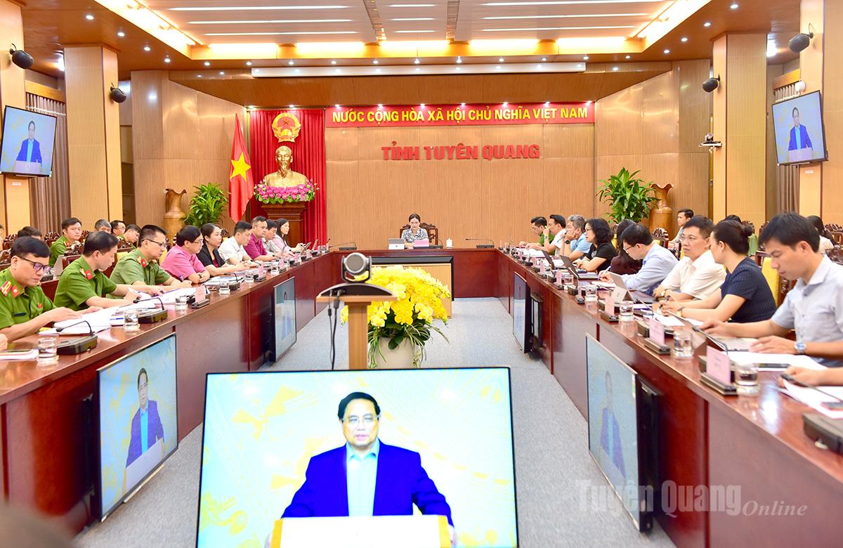 Delegater deltar ved broen i Tuyen Quang-provinsen.