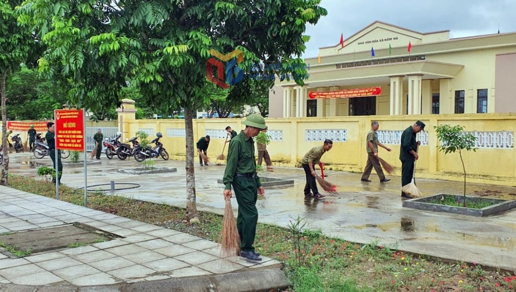 Câu lạc bộ CCB tự quản bảo vệ môi trường thôn Trại Dinh (xã Đầm Hà) dọn vệ sinh môi trường tại khu vực nhà văn hóa thôn.