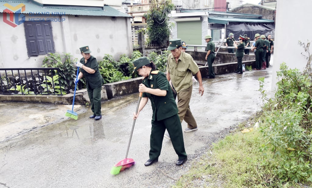 Chi hội CCB Khu phố Hòn Một (phường Cẩm Phả) tham gia dọn vệ sinh môi trường gõ xóm sau bão số 11 (Matmo) tháng 10/2025.