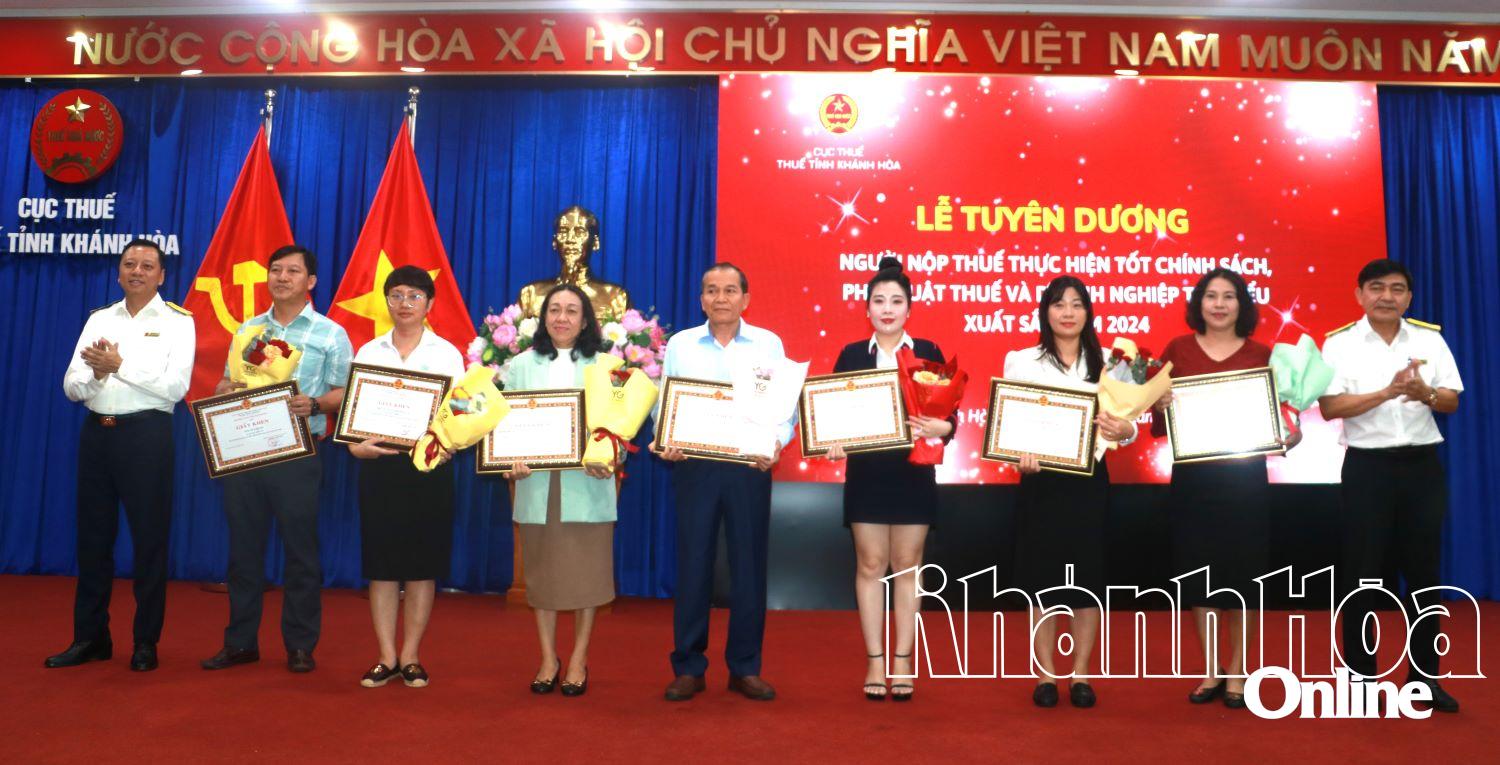 Khanh Hoa Provincial Tax Department leaders awarded certificates of merit to business representatives.