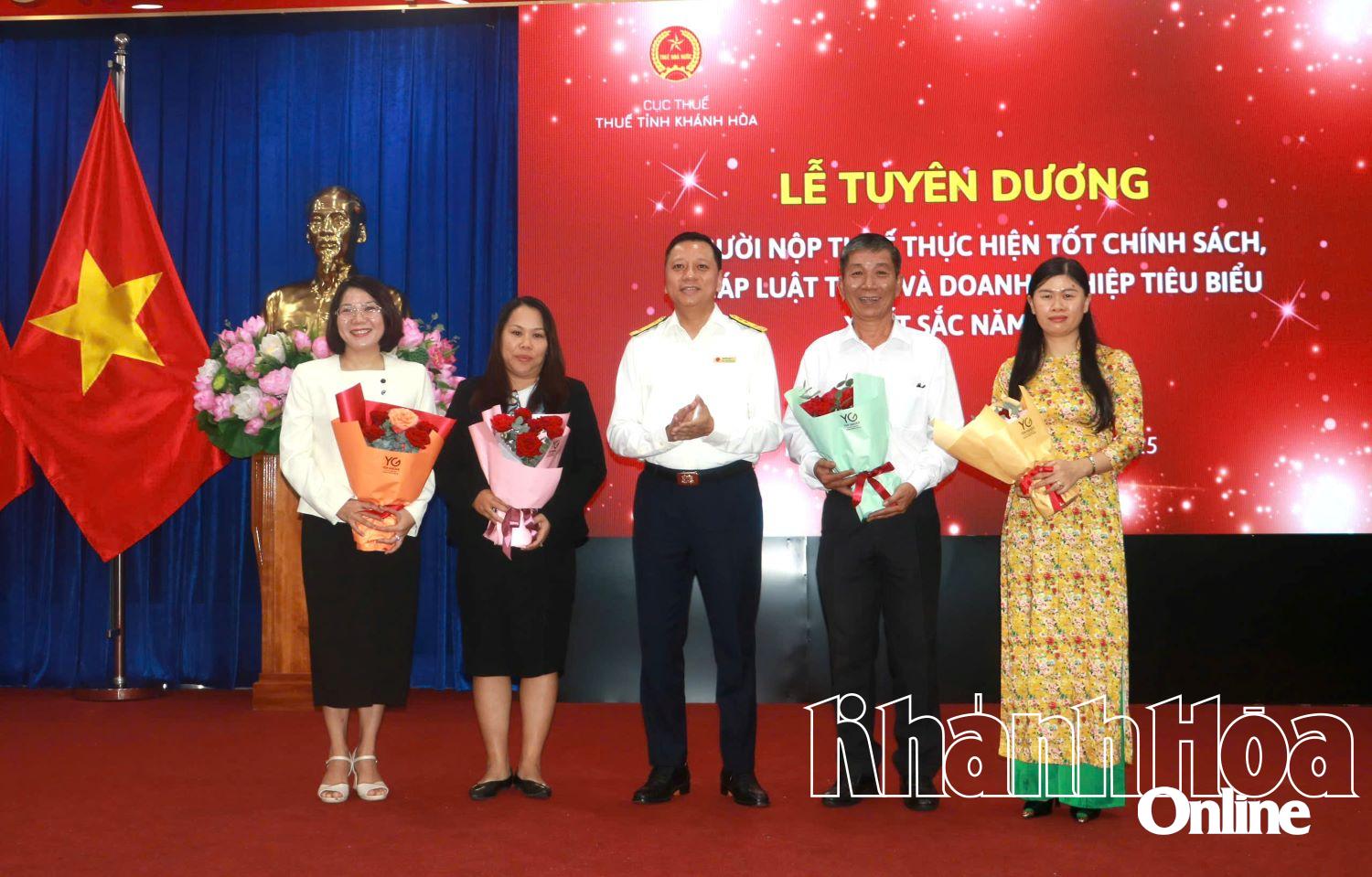 Mr. Ngfuyeenx Ngoc Tu - Provincial Tax Chief presented flowers to businesses