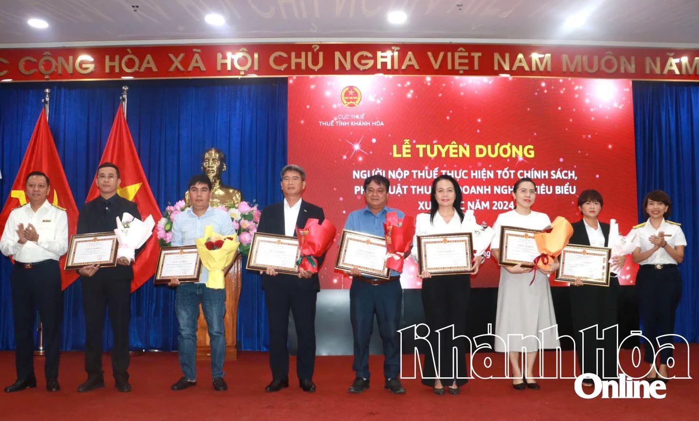Enterprises receive certificates of merit from the Provincial Tax Department.