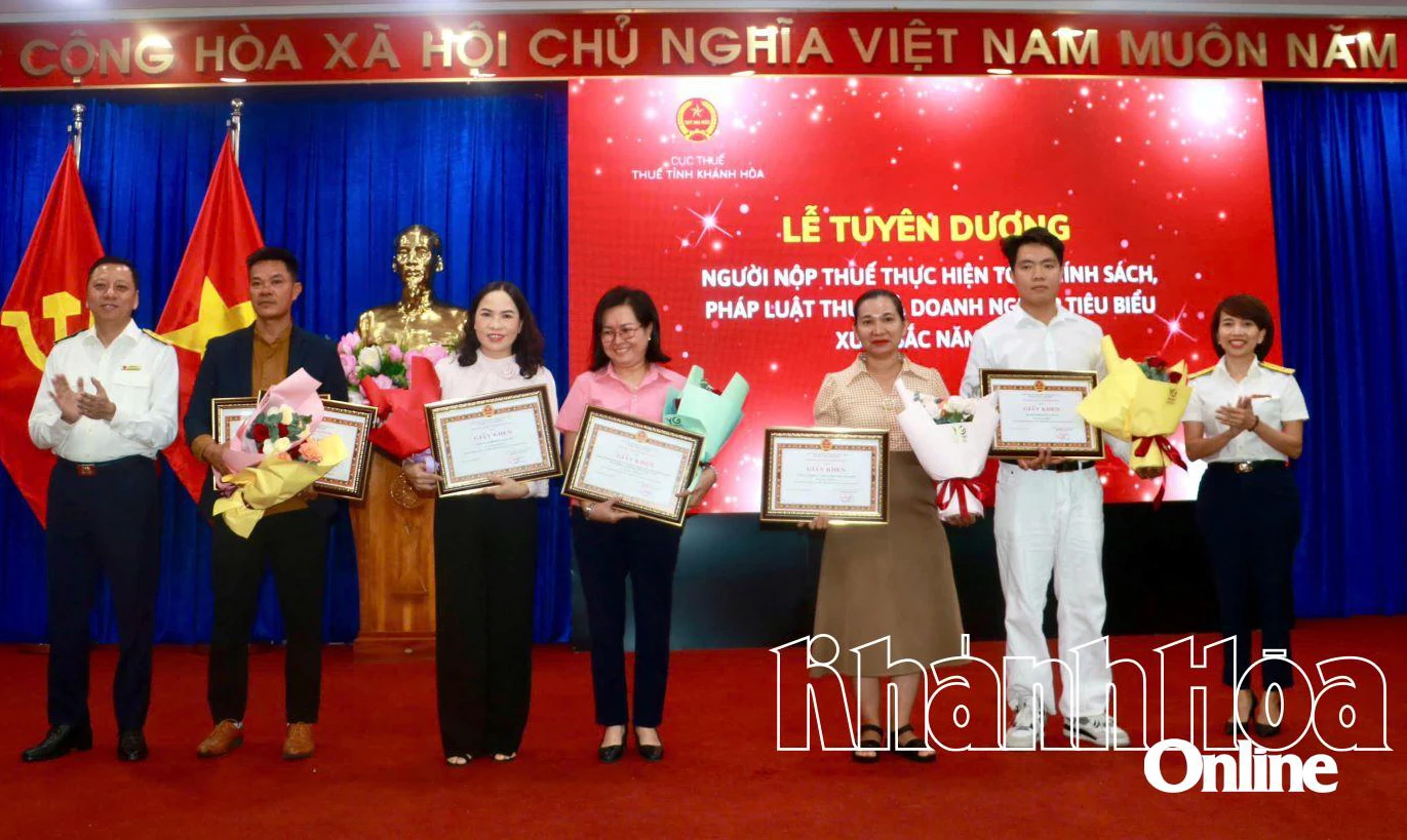 Business representatives receive certificates of merit.