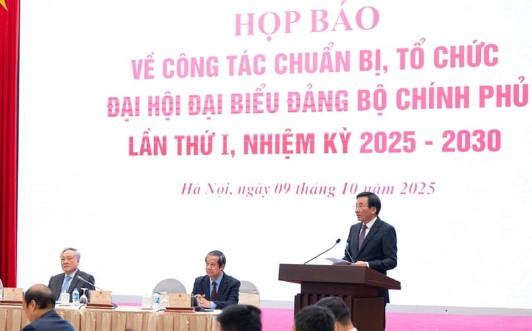 Minister, Head of the Government Office Tran Van Son informed about the Congress