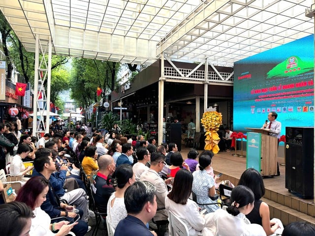 Business- und Buchwoche: Auszeichnung der 10 besten Bücher vietnamesischer Unternehmen – Foto 1. Tuần lễ Doanh nhân và sách: Vinh danh Top 10 sách hay doanh nghiệp Việt- Ảnh 1.