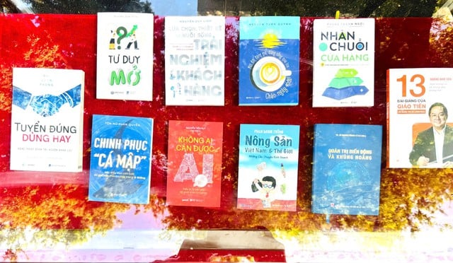 Business- und Buchwoche: Auszeichnung der 10 besten Bücher vietnamesischer Unternehmen – Foto 3. Tuần lễ Doanh nhân và sách: Vinh danh Top 10 sách hay doanh nghiệp Việt- Ảnh 3.