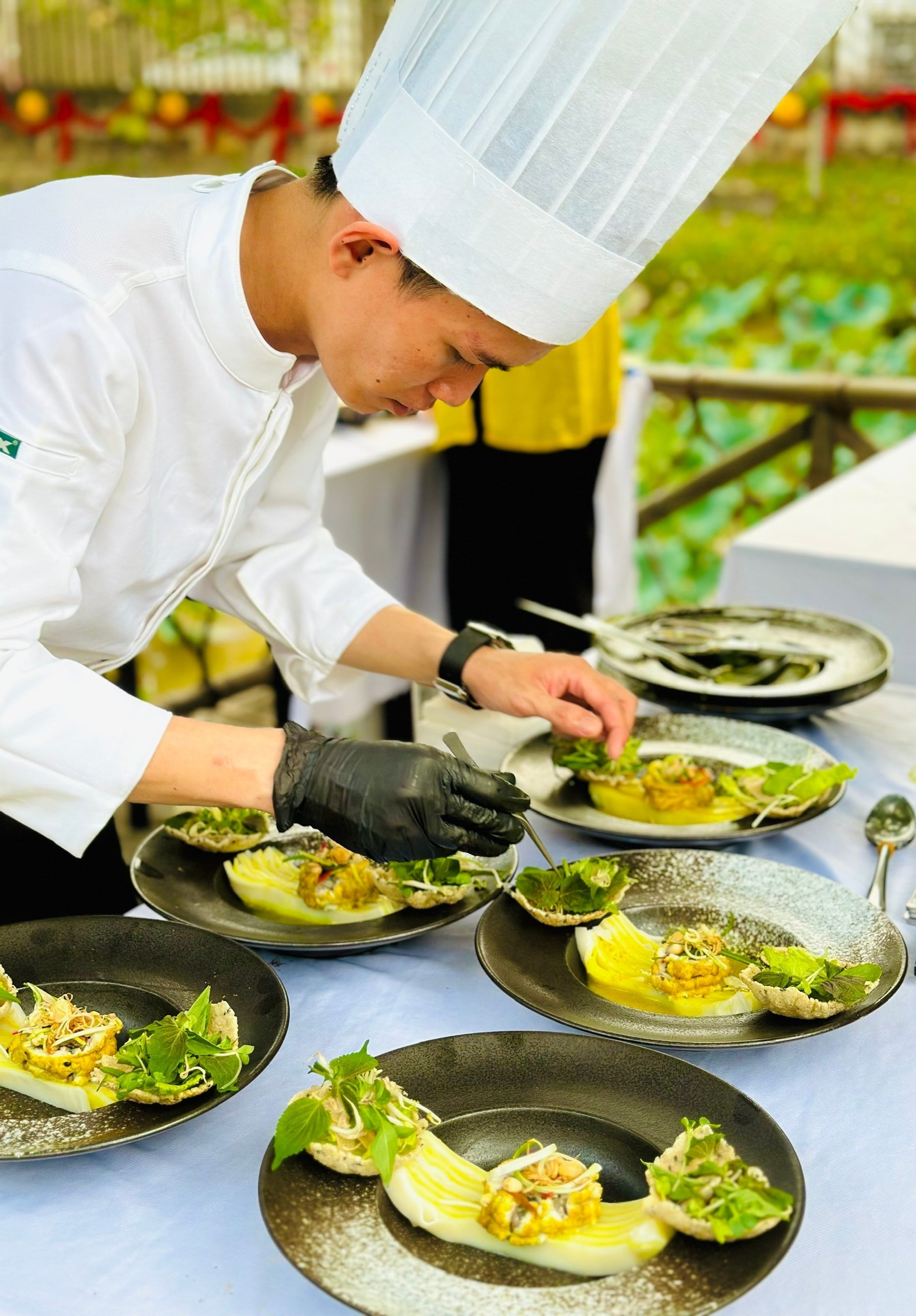 Šéfkuchař připravuje kreativní nudle Quang (fúzi) na soutěži Quang Noodle 2025. Foto: DONG TAI