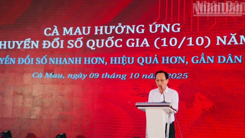 Genosse Pham Van Thieu, stellvertretender Sekretär des Provinzparteikomitees und Vorsitzender des Volksrats der Provinz Ca Mau, sprach im Rahmen des Programms „Ca Mau reagiert auf den Nationalen Tag der digitalen Transformation 2025“.