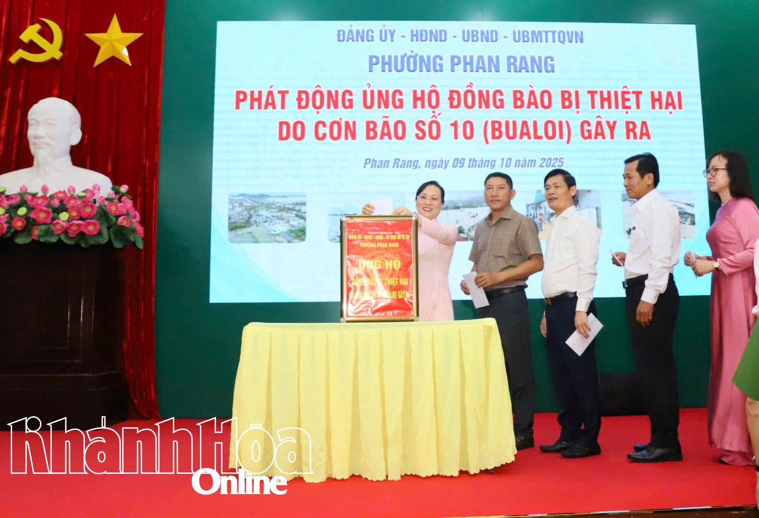 Phan Rang ward leaders support people in the northern provinces to overcome damage caused by storms and floods.