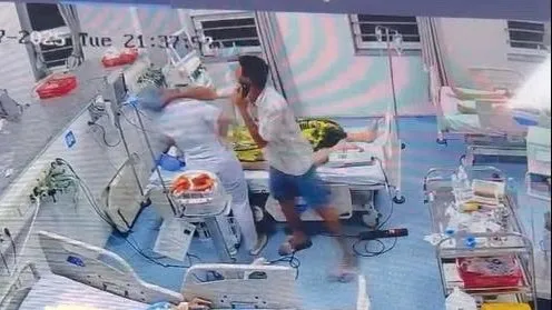Une caméra filme un homme frappant le personnel médical avec ses mains