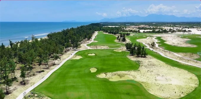 후에 시 해안 지역에 위치한 골프장. (사진 출처: goldensandsgolf.vn)