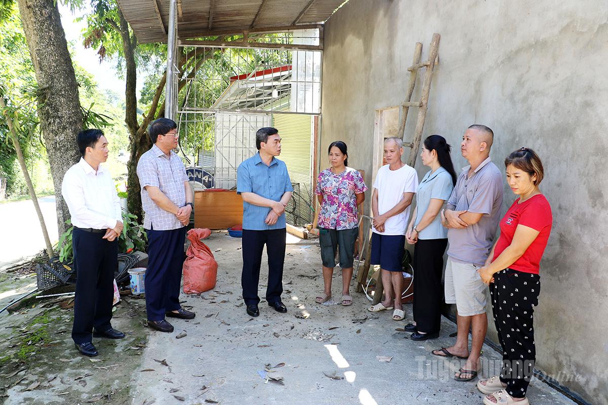 Genosse Ma The Hong, stellvertretender Sekretär des Provinzparteikomitees und Vorsitzender des Provinzkomitees der Vietnamesischen Vaterlandsfront, ermutigte und besuchte die Familien von Nguyen Tien Tien und Nguyen Van Tuan, deren Häuser aufgrund des Sturms Nr. 10 vollständig eingestürzt waren.