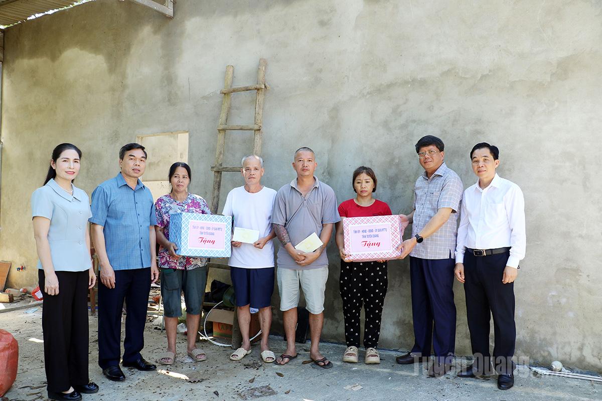 Genosse Ma The Hong, stellvertretender Sekretär des Provinzparteikomitees und Vorsitzender des Provinzkomitees der Vaterländischen Front, überreichte den beiden Familien von Nguyen Tien Tien und Nguyen Van Tuan Geschenke.