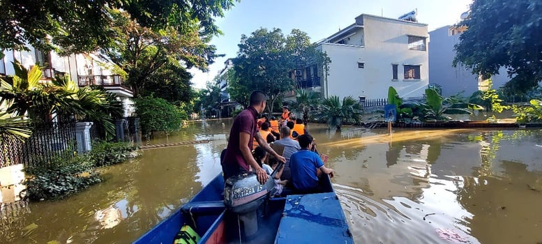 বন্যার পানি পেরিয়ে ভালোবাসা বহনকারী নৌকা - ছবি ৩। Những con thuyền chở nghĩa tình vượt dòng nước lũ- Ảnh 3.