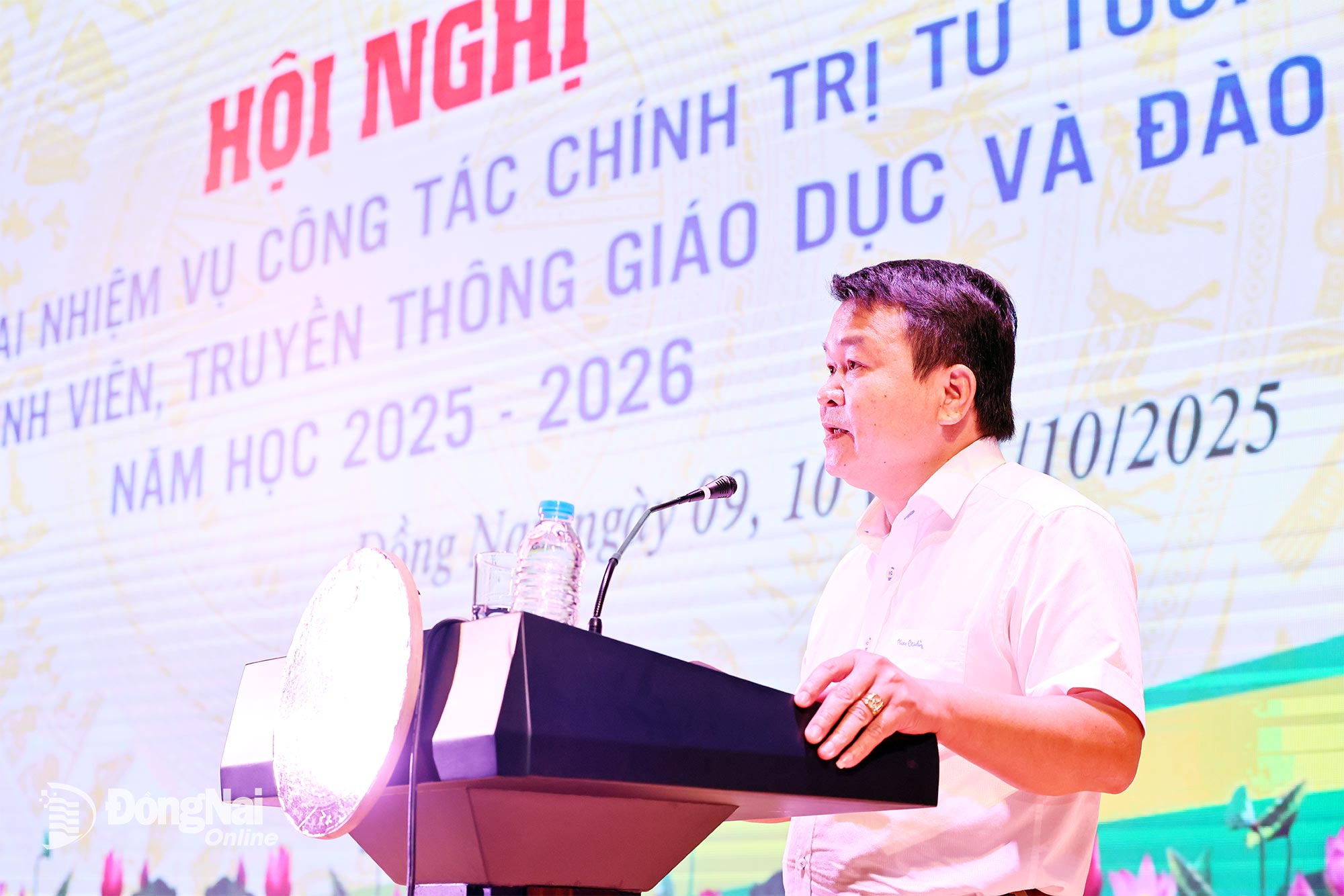 ທ່ານ Pham Hong Thang ຮອງ​ຫົວໜ້າ​ພະ​ແນ​ກສຶກສາ ​ແລະ ບຳລຸງ​ສ້າງ​ແຂວງ ດົ່ງ​ນາຍ ກ່າວ​ຄຳ​ເຫັນ​ທີ່​ກອງ​ປະຊຸມ. ພາບ: ກົງຫງວຽນ