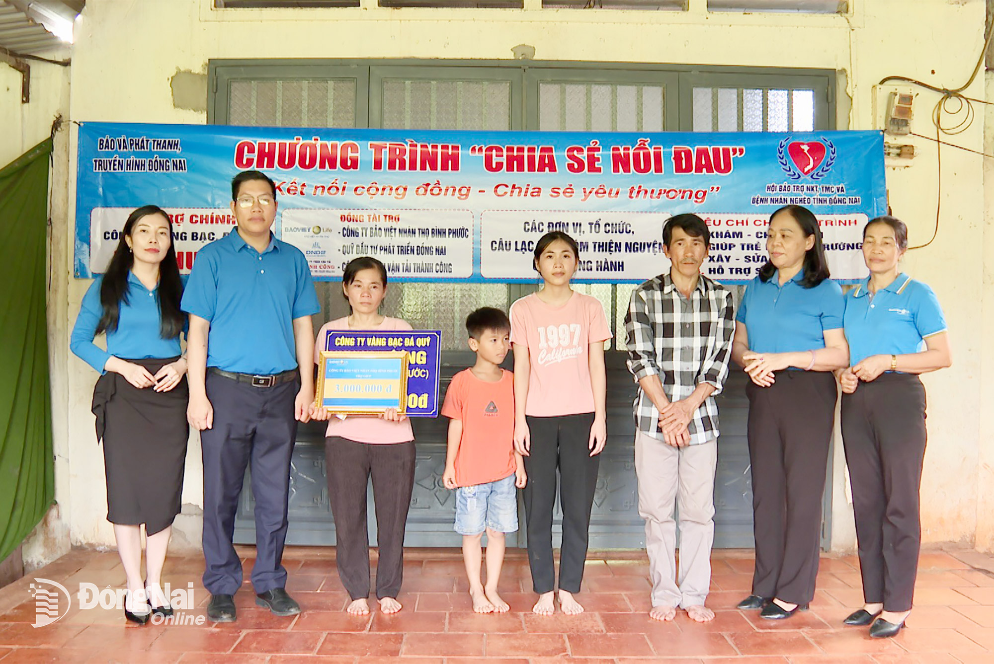 Đơn vị đồng tài trợ, Công ty Bảo Việt nhân thọ Bình Phước trao tiền hỗ trợ. Ảnh: Phú Quý
