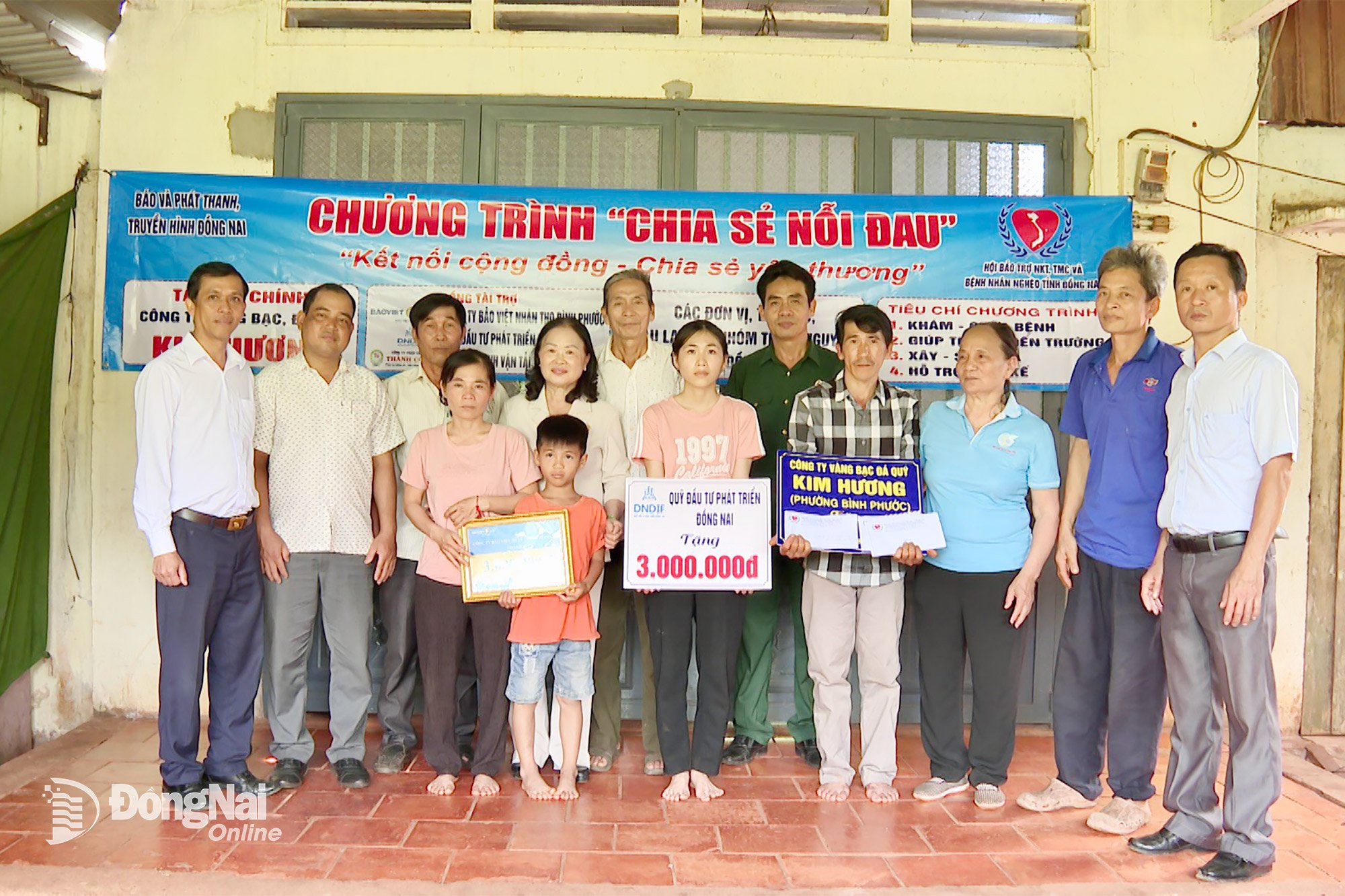 Đại diện lãnh đạo phường An Lộc và khu phố Phố Lố trao phần hỗ trợ, gửi lời động viên đến vợ chồng chị Thiện. Ảnh: Phú Quý
