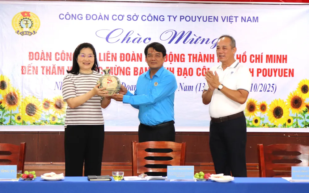 Genosse Bui Thanh Nhan überreichte dem Vorstand und der Gewerkschaft von Pouyuen Vietnam Co., Ltd. anlässlich des vietnamesischen Unternehmertags Glückwunschgeschenke.