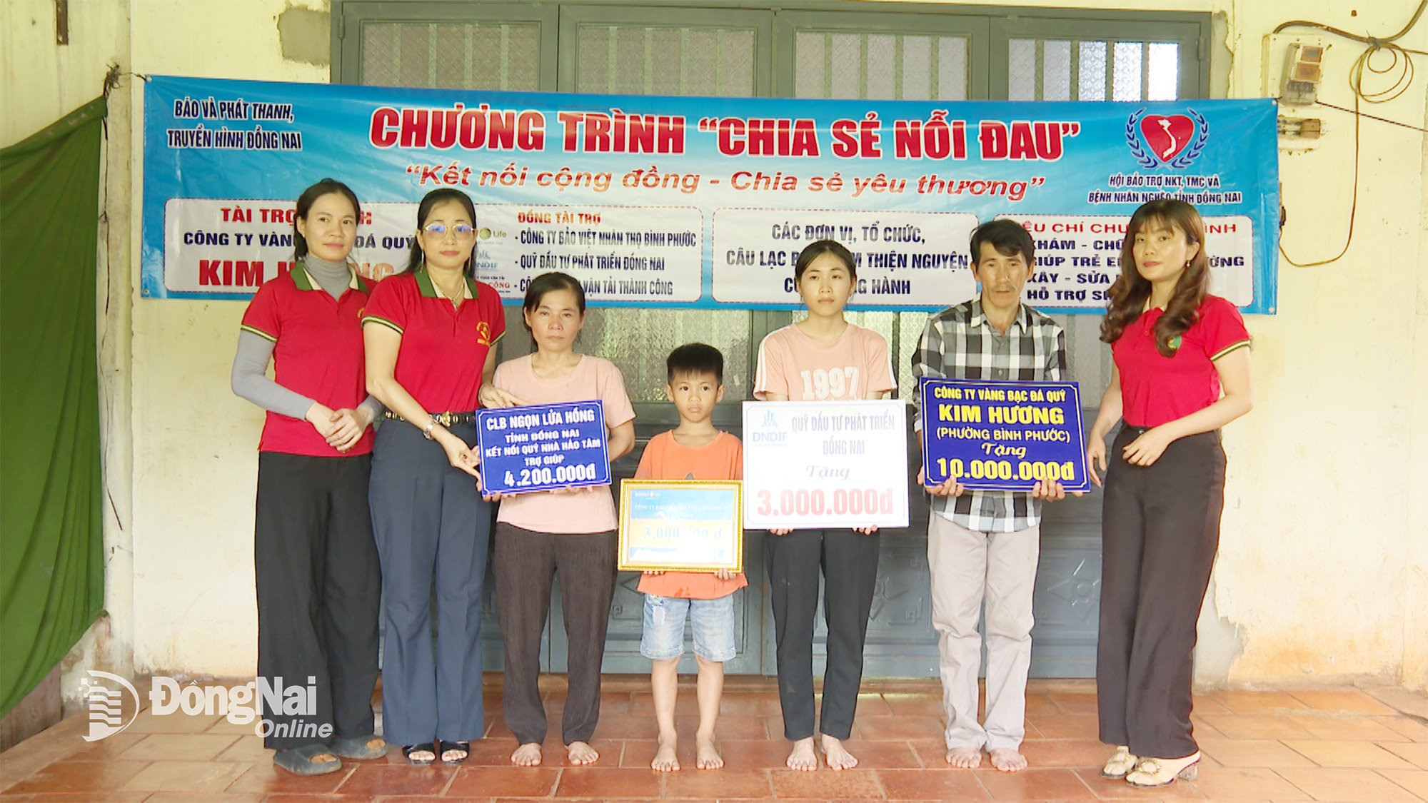Gia đình chị Thiện xúc động đón nhận sự quan tâm của chương trình, gửi lời cảm ơn đến những tấm lòng nhân ái. Ảnh: Phú Quý