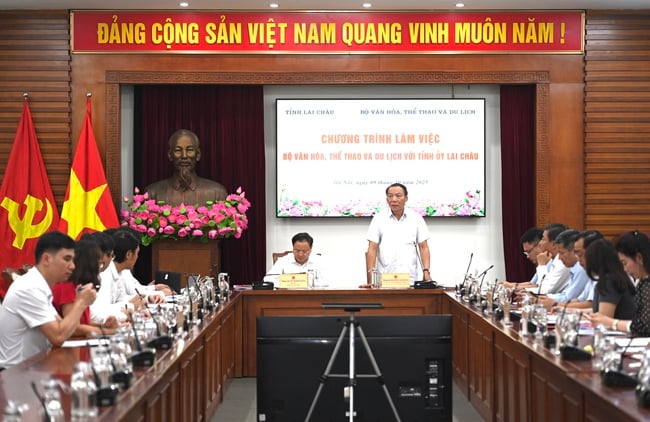 រដ្ឋមន្ត្រី Nguyen Van Hung បានធ្វើការជាមួយថ្នាក់ដឹកនាំខេត្ត Lai Chau អំពីការអភិវឌ្ឍន៍អាជីពវប្បធម៌របស់ខេត្ត - រូបថត ១. Bộ trưởng Nguyễn Văn Hùng làm việc với lãnh đạo tỉnh Lai Châu về phát triển sự nghiệp văn hóa trên địa bàn tỉnh - Ảnh 1.