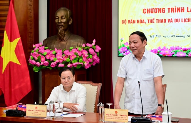 រដ្ឋមន្ត្រី Nguyen Van Hung បានធ្វើការជាមួយថ្នាក់ដឹកនាំខេត្ត Lai Chau អំពីការអភិវឌ្ឍន៍អាជីពវប្បធម៌ក្នុងខេត្ត - រូបថត ២. Bộ trưởng Nguyễn Văn Hùng làm việc với lãnh đạo tỉnh Lai Châu về phát triển sự nghiệp văn hóa trên địa bàn tỉnh - Ảnh 2.
