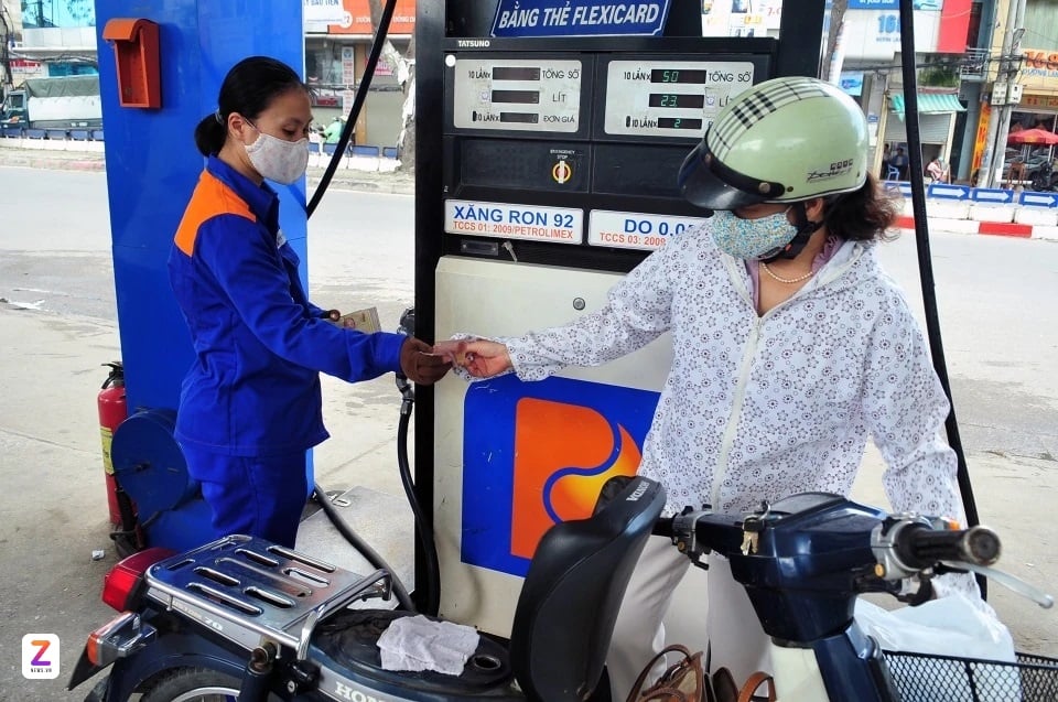Xăng RON 95 được bán với giá 19.720 đồng. Ảnh: Việt Linh