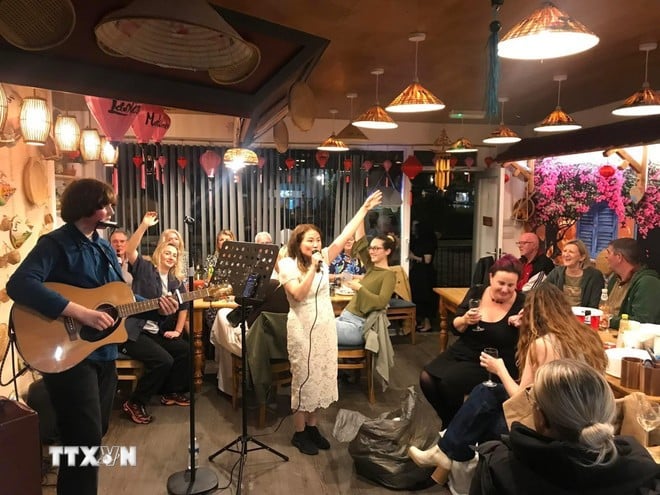 Eine musikalische Darbietung im Zentrum löste bei den Besuchern begeisterte Resonanz aus. (Quelle: VNA)