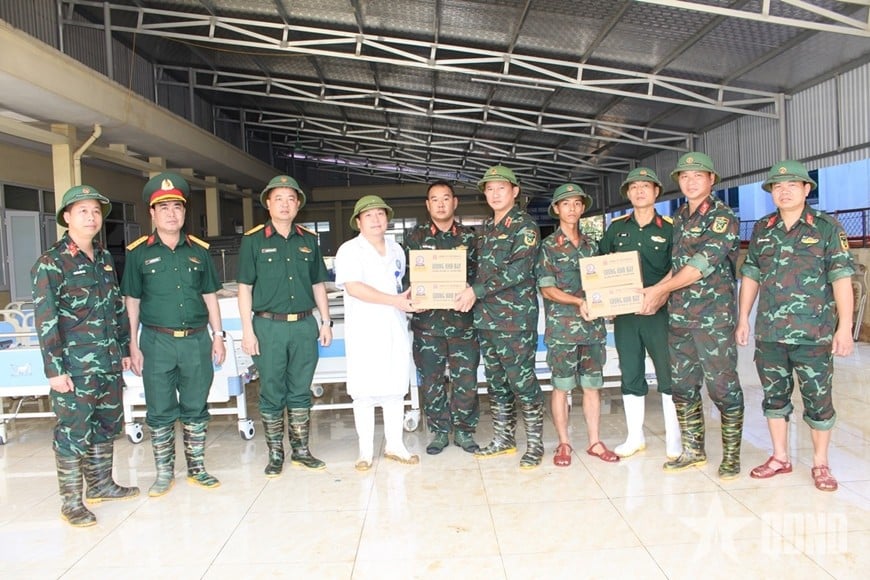 Generalmajor La Cong Phuong überreichte Offizieren und Soldaten der Artilleriebrigade 382 Trockenrationen, um den Menschen in den überfluteten Gebieten zu helfen.