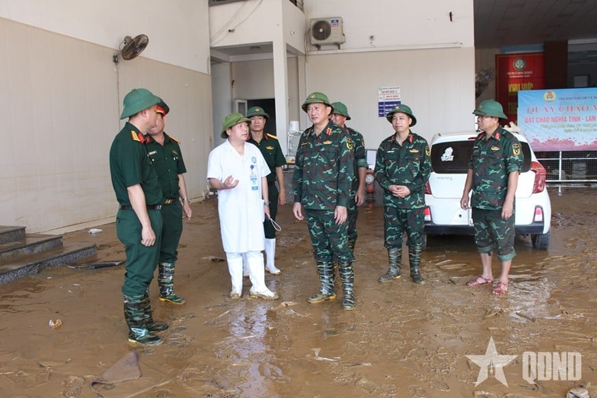 Generalmajor La Cong Phuong besprach und erfasste die Situation im Thai Nguyen City Medical Center, um Unterstützungspläne zu entwickeln.