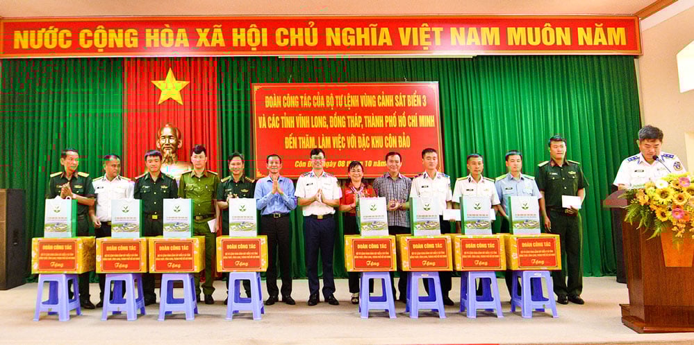 គណៈប្រតិភូបានជូនអំណោយដល់រដ្ឋាភិបាល ទីភ្នាក់ងារ និងអង្គភាពក្នុងតំបន់ពិសេស Con Dao។