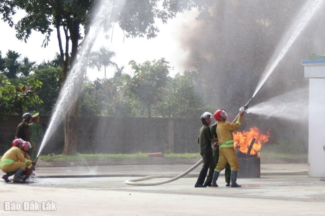 Lực lượng PCCC cơ sở triển khai nhiệm vụ ngay khi phát hiện cháy.