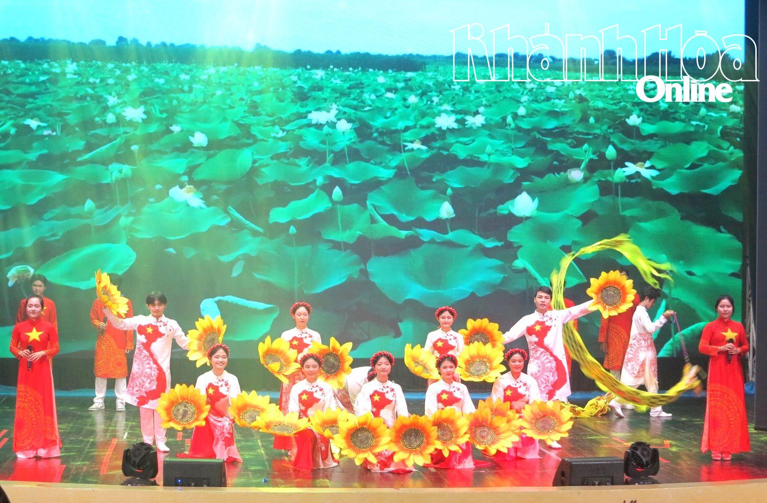 Students' performance at a contest organized by the Department of Education and Training.